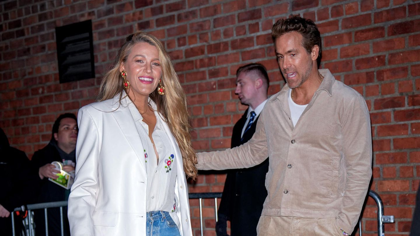 Outfits zum Verlieben: Deshalb trägt sie zur Date-Night mit Ryan Reynolds rote Glitzer-Pumps