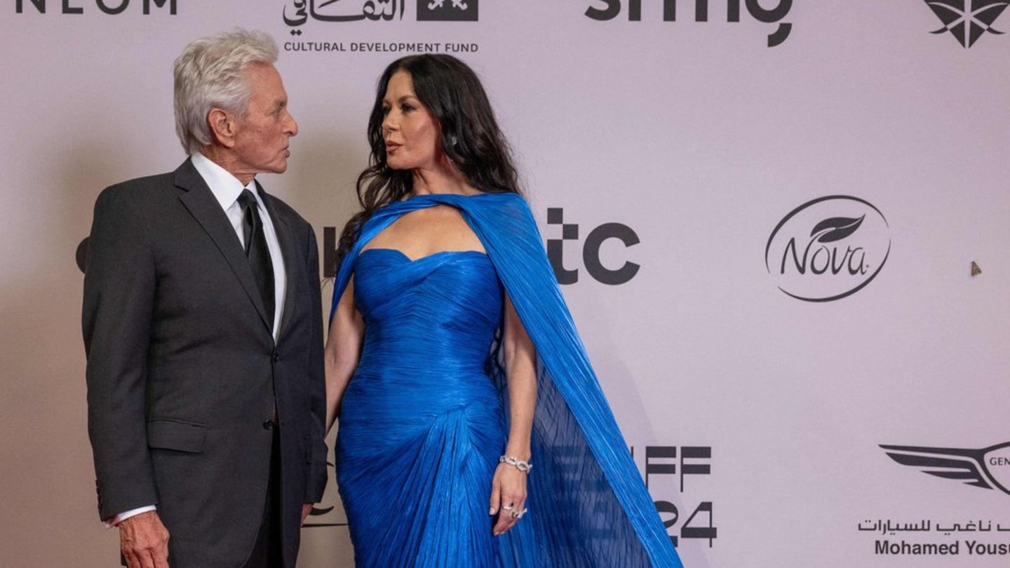 catherine-zeta-jones-glamour-ser-auftritt-in-azurblau