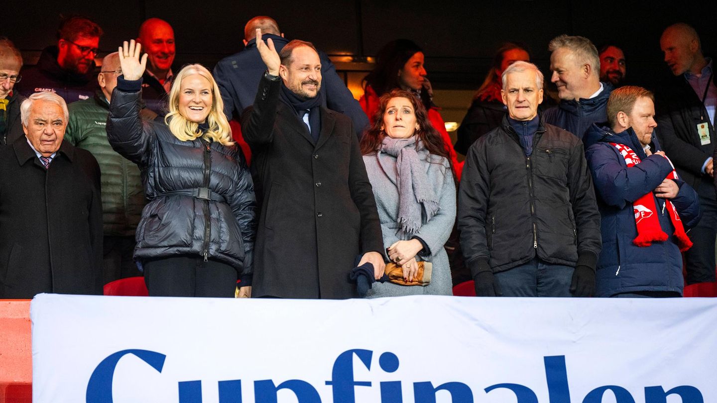 Prinz Haakon + Prinzessin Mette-Marit: Beim Fußballfinale amüsieren sich Mette-Marit und Haakon königlich