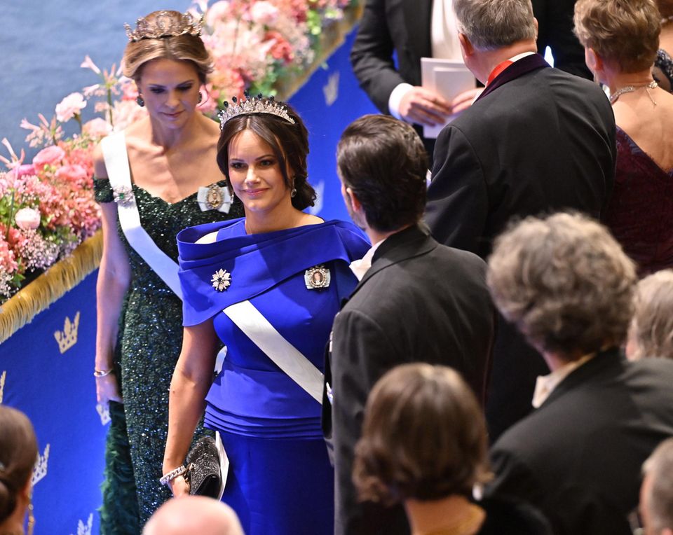 Sofia beautifully wrapped her baby bump in Yves Klein blue. 