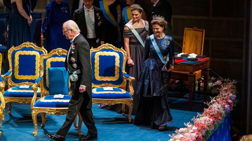 Die schwedische Königsfamilie beim Einzug in das Stockholmer Konzerthaus im Rahmen der Nobelpreisverleihung 2024.