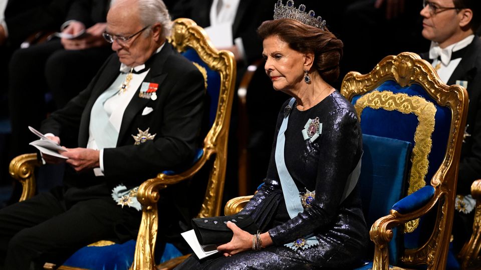 Im Gegensatz zu den anderen Royals hat sich Königin Silvia ein Kissen zur Unterstützung besorgen lassen.