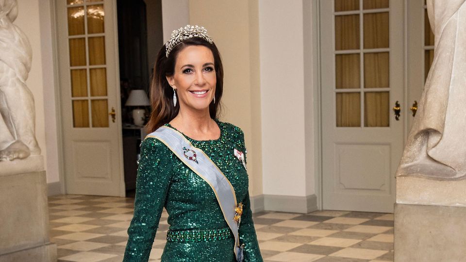 Ein echter Hit! Prinzessin Marie von Dänemark strahlt in dem besonderen Kleid von Jenny Packham mit ihrem Schuck um die Wette.