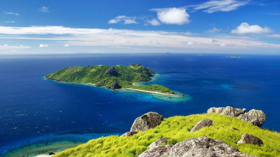 Der Blick vom Vatuvara Vulkan auf die Nachbarinsel Kuata Island zeigt die Schönheit der Region in ihrer ganzen Pracht.