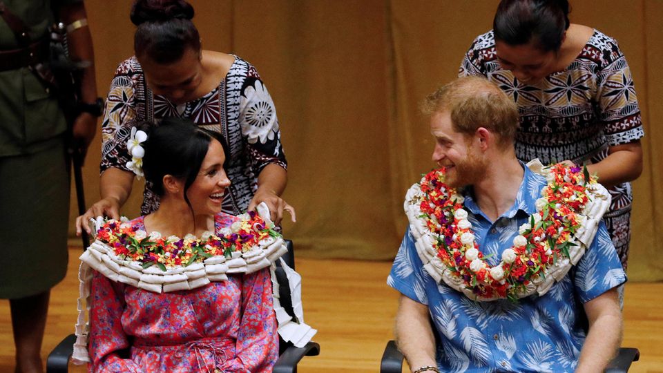 Herzogin Meghan und Prinz Harry erhalten bei ihrem Besuch auf den Fidschi Inseln 2018 einen traditionellen  Blumenkranz umgelegt.