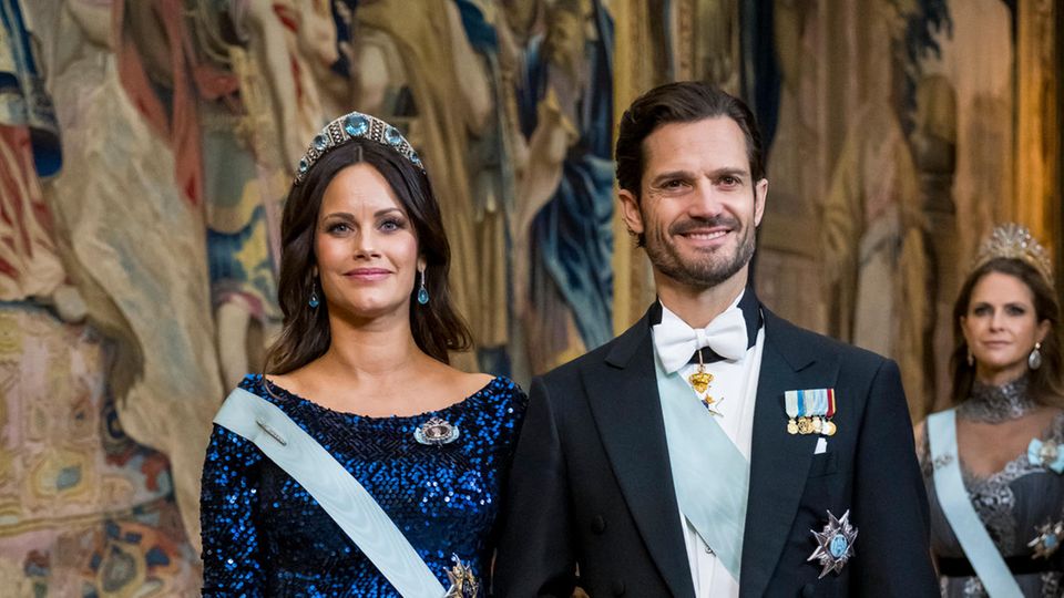 Glänzende Babykugel: Sofia wählt zum Nobelpreisdinner ein Kleid aus dem Schrank von Kronprinzessin Victoria. 