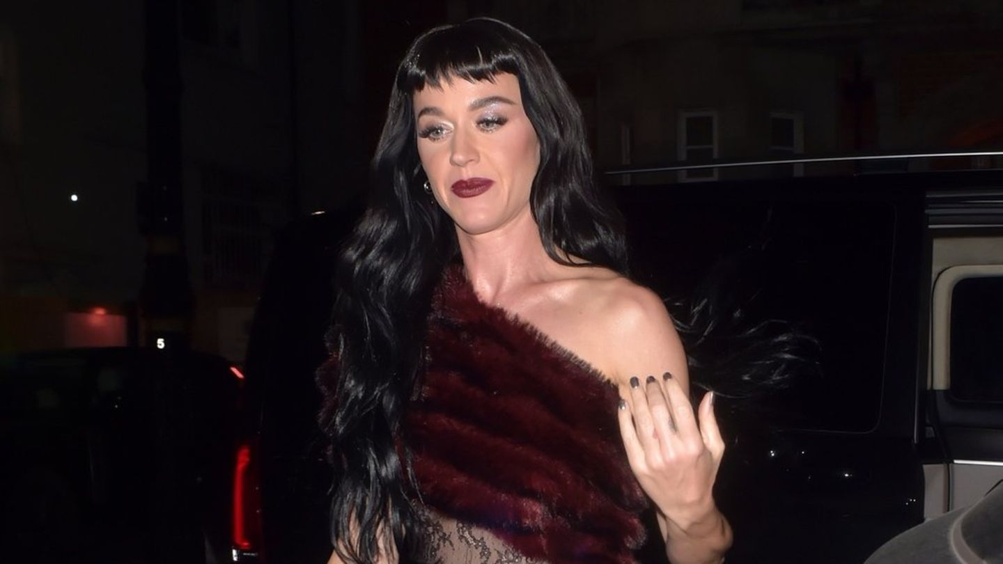 Katy Perry: Auftritt in Dark-Glamour-Look