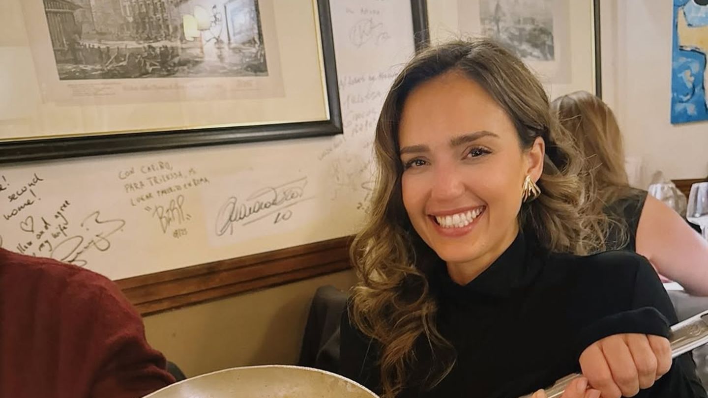 Stars-beim-Essen-Jessica-Alba-pr-sentiert-ihren-Gaumenschmau-