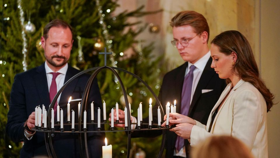 Prinz Haakon, Prinz Sverre Magnus und Prinzessin Ingrid Alexandra beim Weihnachtsgottesdienst 2023.