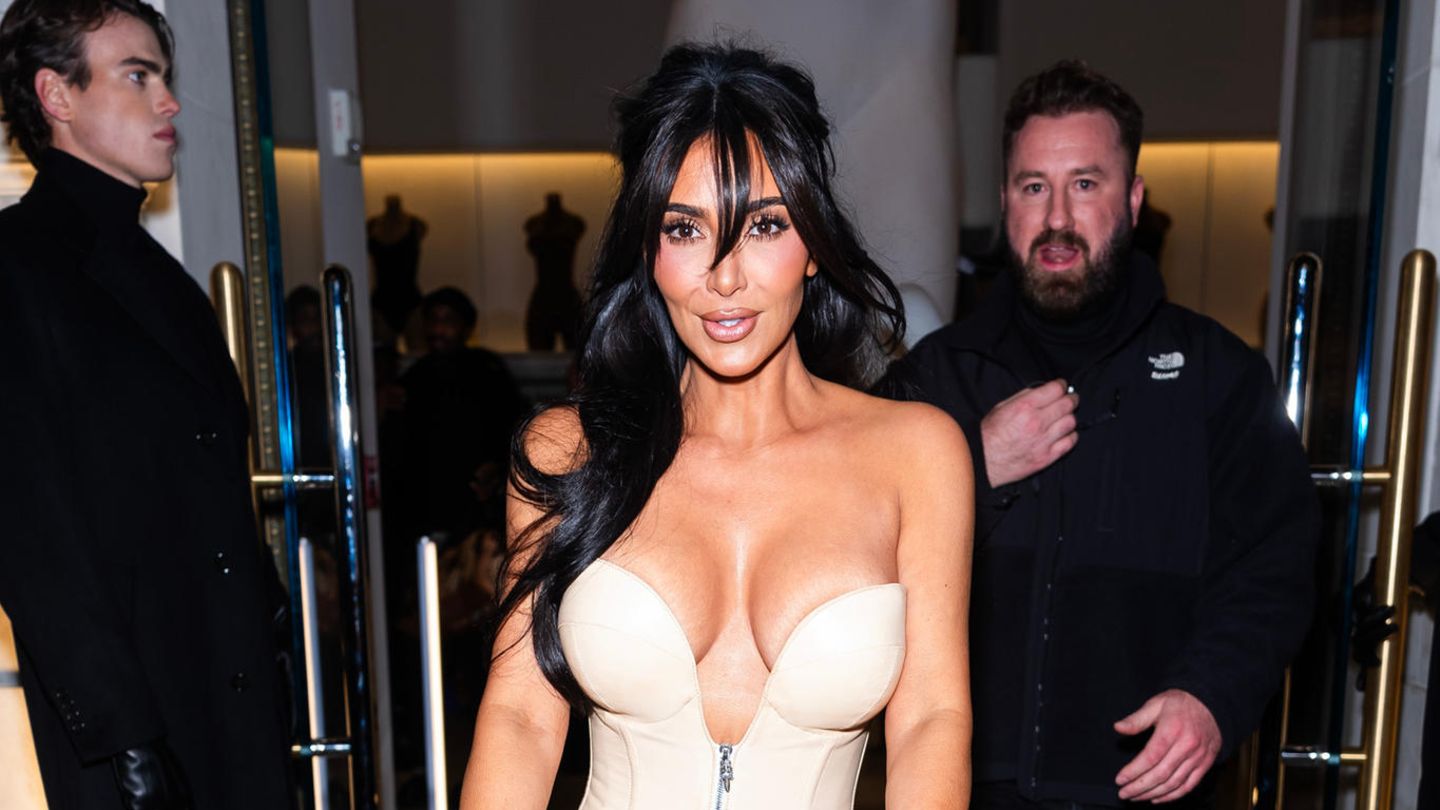 Kim Kardashian: Skurrile Fotos beweisen: Kim Kardashian ist Medien-Profi