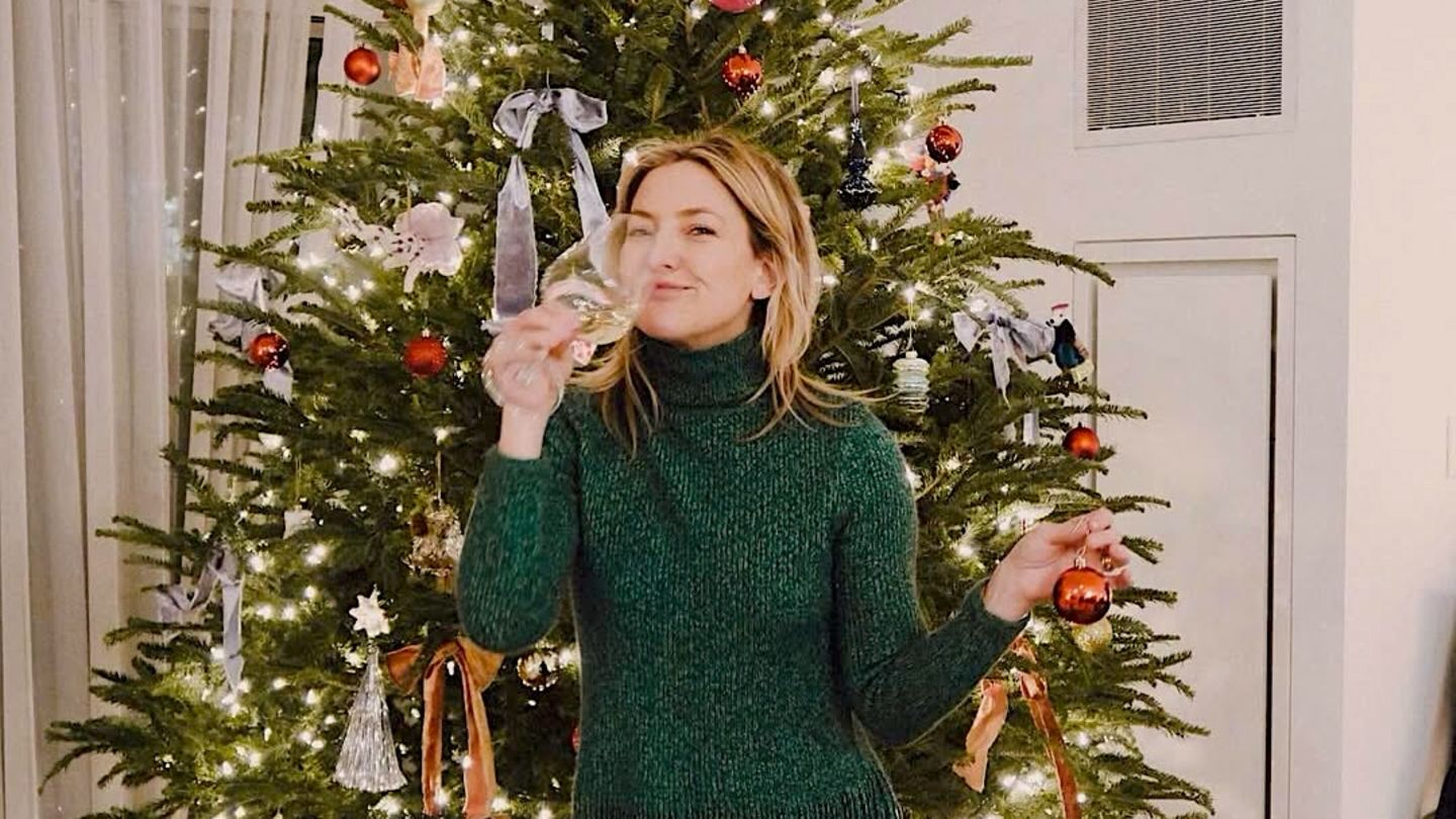 Weihnachten 2024: Kate Hudson schmückt ihren Weihnachtsbaum alleine