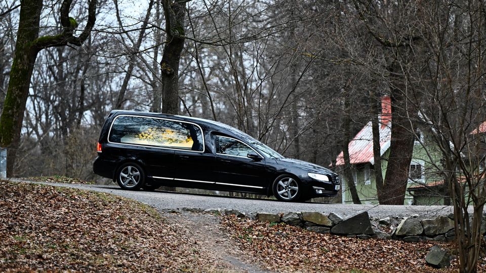 Prinzessin Birgittas Sarg wird zum Friedhof transportiert.