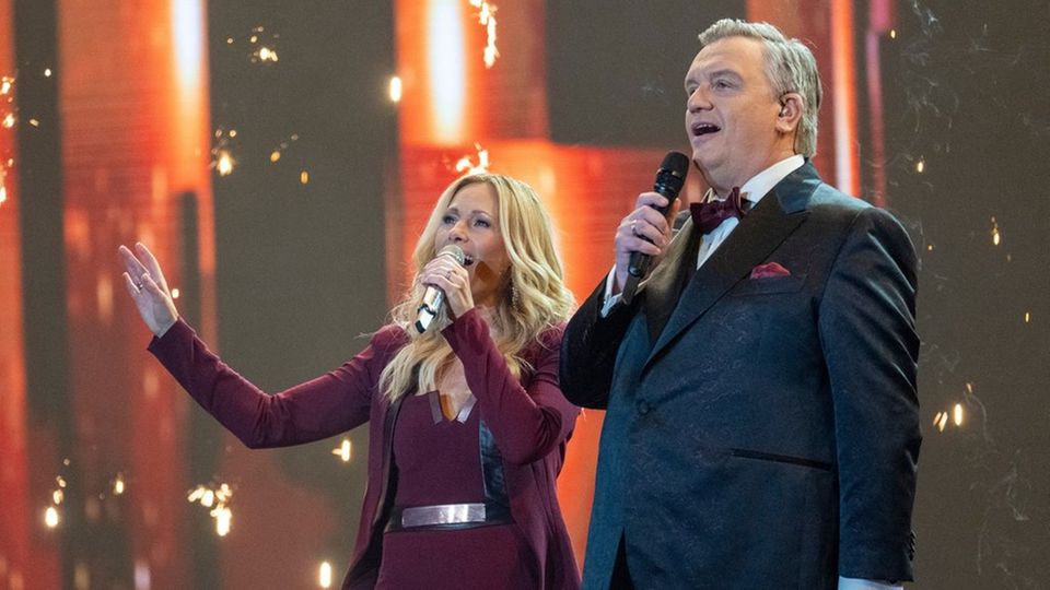 "Die Helene Fischer Show": Die Gastgeberin performt mit Entertainer Hape Kerkeling.