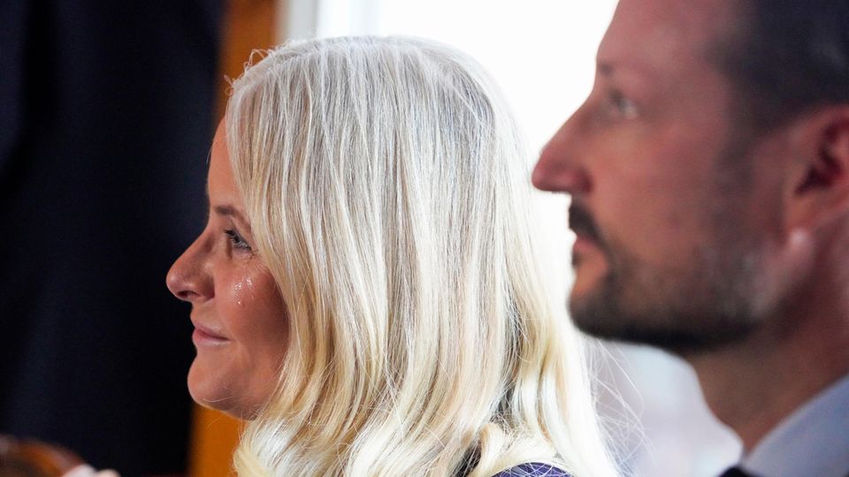 Prinzessin Mette-Marit und Prinu Haakon beim Weihnachtsbesuch des Wohn- und Pflegezentrums "Risenga bo- og omsorgssenter" in Asker am 17. Dezember 2024.