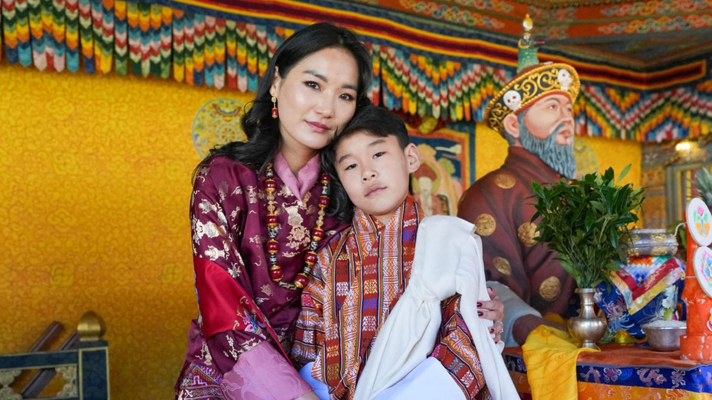 K-nigshaus-Bhutan-Die-K-nigsfamilie-kommt-f-r-die-gro-en-Feierlichkeiten-zusammen