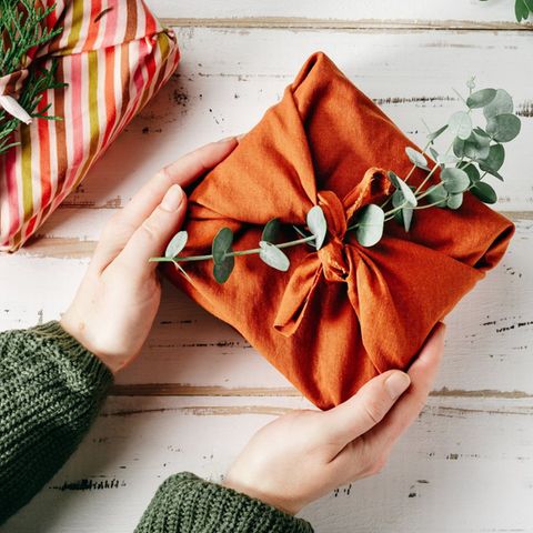 Geschenkverpackungen aus Tüchern liegen im Trend, sind nachhaltig und praktisch.