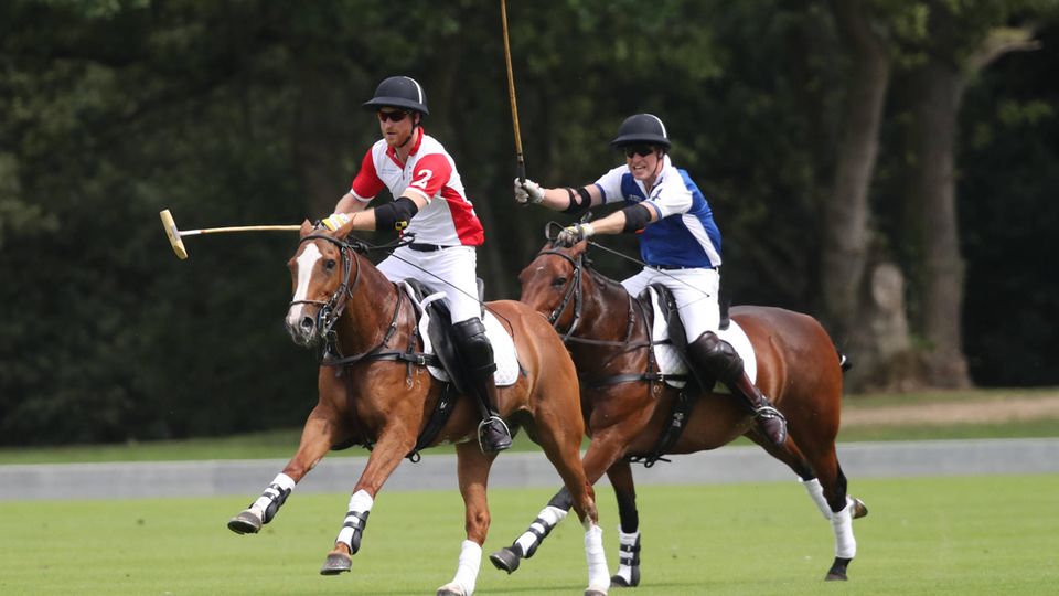 Prinz William und Prinz Harry beim King Power Royal Charity Polo Day in Berkshire am 10. Juli 2019.