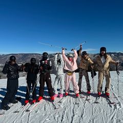 20. Dezember 2024 Bei schönstem Kaiserwetter erobern Heidi Klum und ihre Liebsten die Skipiste. Auf Instagram teilt das Model erste Eindrücke aus dem Familienurlaub mit Tom Kaulitz, Schwager Bill Kaulitz und den Kids. Da bekommt man direkt selbst Lust auf einen Ausflug in die Berge! 