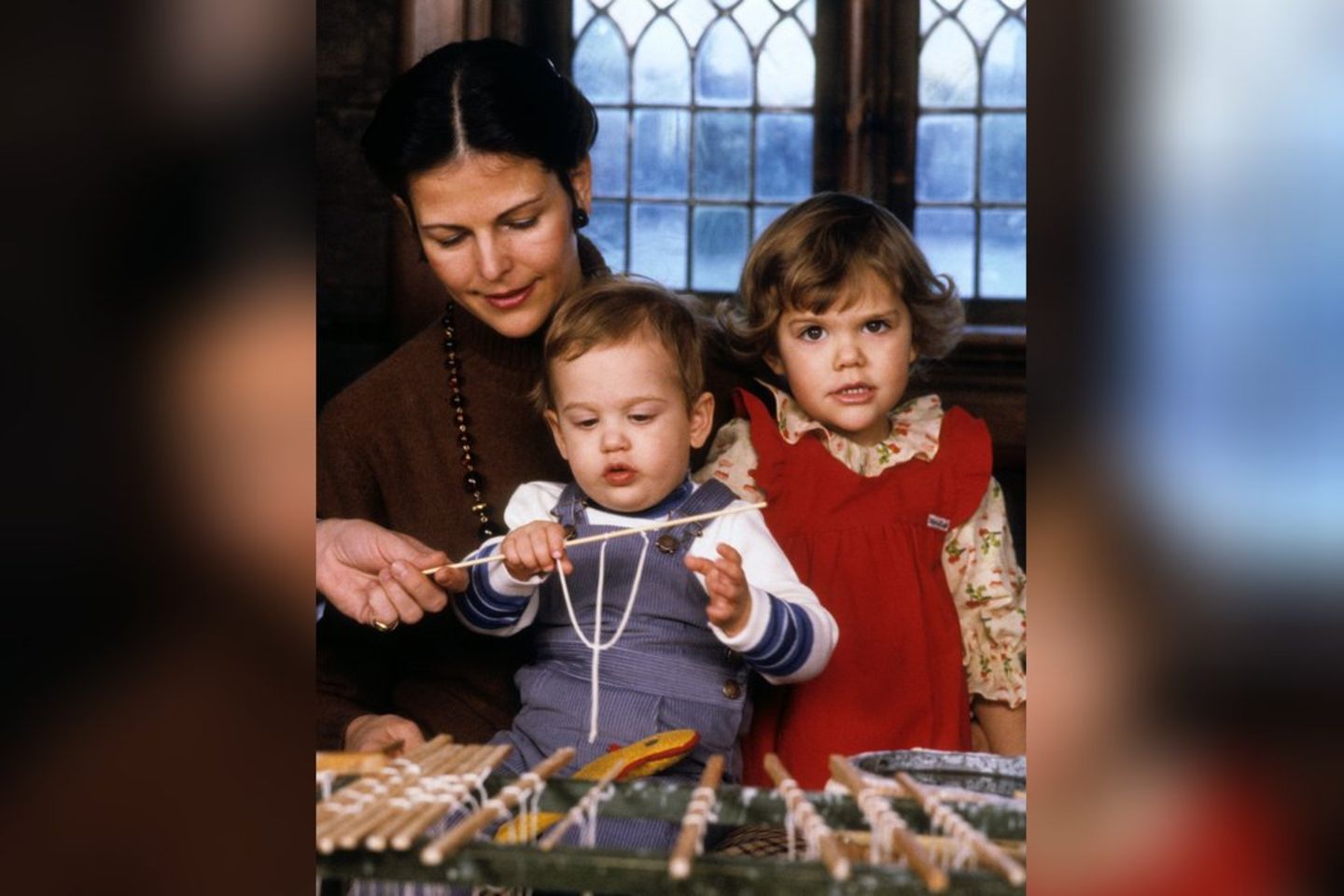 Königin Silvia, Prinz Carl Philip and Crown Princess Victoria 1980 in Kerzenziehen.