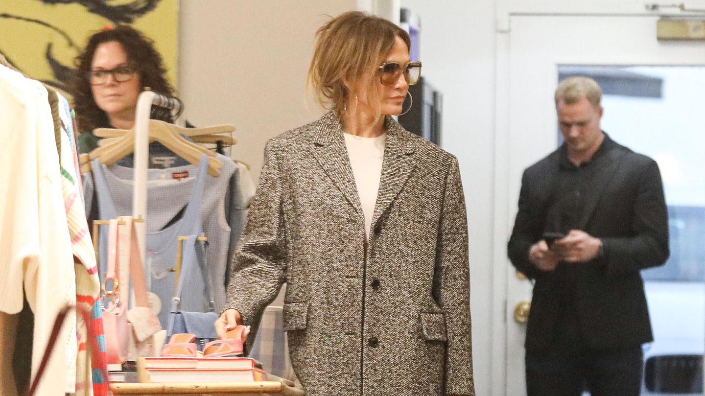 Shopping-Jennifer-Lopez-ist-kurz-vor-den-Festtagen-in-Shoppinglaune