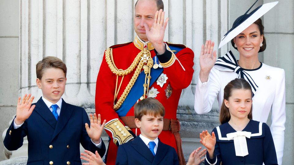 Mit ihrer Kleid-Hut-Kombination stach Catherine, Princess of Wales, bei dem "Trooping the Colour"-Event auf dem königlichen Balkon heraus.