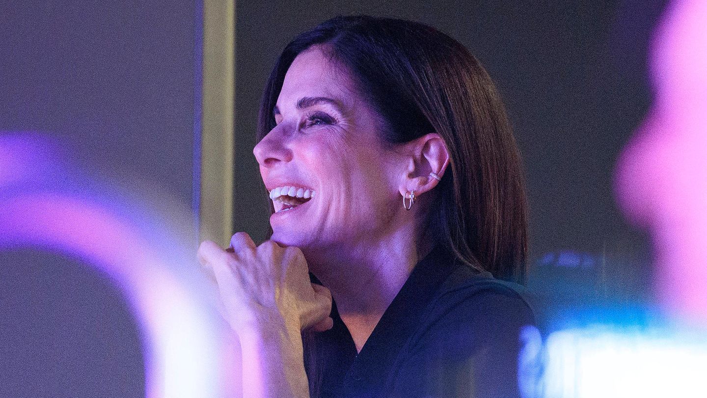 In der ersten Reihe : Hier kann Sandra Bullock wieder lachen