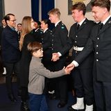 Dabei werden fleißig Hände geschüttelt. Prinz Oscar, Prinzessin Estelle und Papa Prinz Daniel machen das genauso gerne, wie die Kronprinzessin.