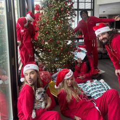 24. Dezember 2024 Merry Christmas! Heidi Klum und ihre Liebsten sind immer für ein witziges Familienfoto zu haben, in roten Pyjamas unterm Weihnachtsbaum sieht das natürlich besonders gut aus. Die Weihnachtsgrüße und Liebe schicken sie in diesem Jahr übrigens aus Aspen, wo sie ihren Skiurlaub verbringen.