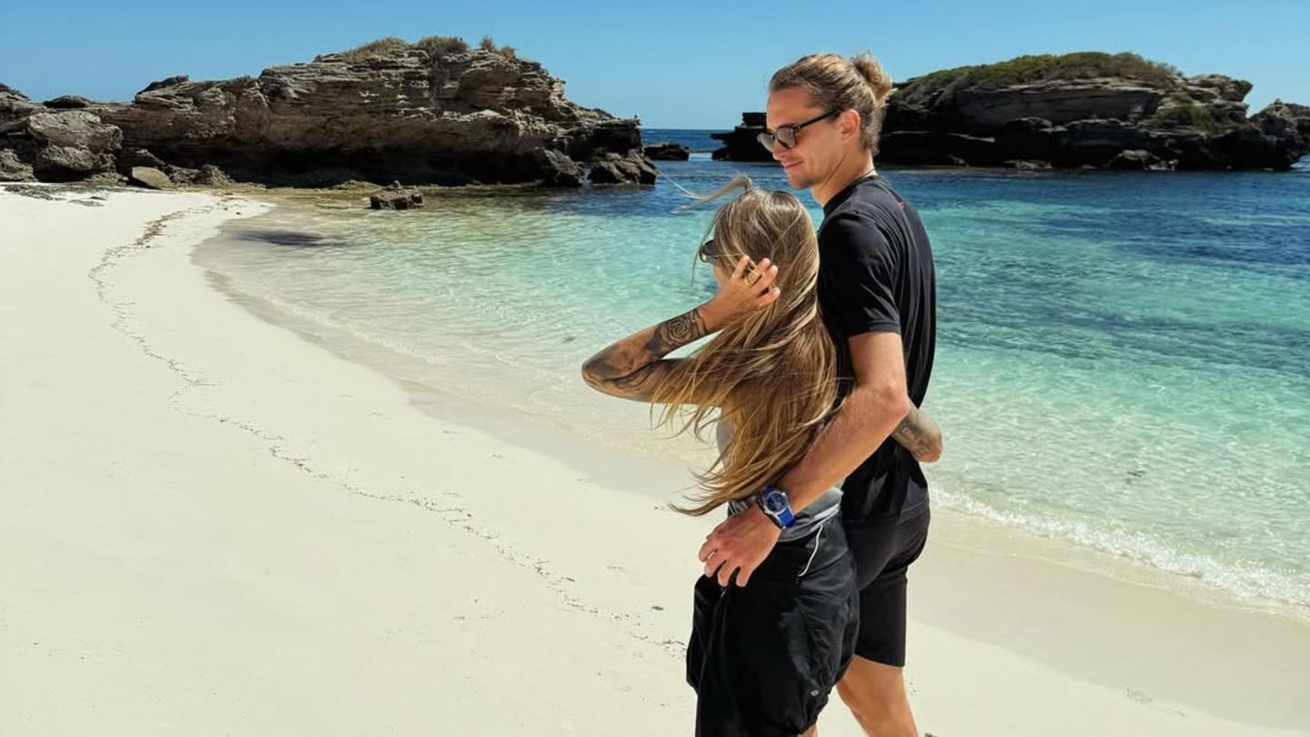 Fashion-Looks: Glücklich am Sandstrand — doch dieses Detail fällt auf