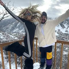 29. Dezember 2024 Nach den Feiertagen genießen Heidi Klum und Tom Kaulitz ihre Auszeit in Aspen, Colorado. In dem bei Promis beliebten Winterurlaubsort macht das Paar die Pisten unsicher, doch es bleibt auch genügend Zeit für Kuscheleinheiten – und Albernheiten. Auf dem verschneiten Balkon posieren die beiden und scheinen dabei viel Spaß zu haben.