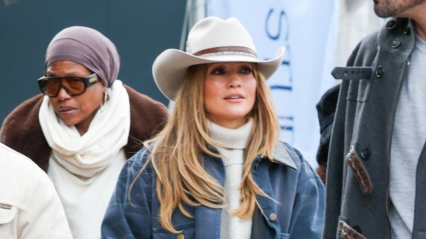 Fashion-Looks: Mit diesem Look verwirrt JLo nicht nur bezüglich der Wetterlage