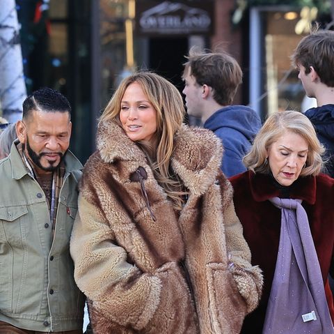 Jennifer Lopez eingerahmt von ihrer Mutter Guadalupe Rodríguez und ihrem Manager Benny Medina im Winterurlaub im Nobel-Skiort