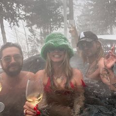 31. Dezember 2024 Für Heidi Klum, Tom und Bill Kaulitz geht der Winterurlaub in Aspen weiter. Mit einem Gläschen Wein machen es sich die drei im Whirlpool gemütlich und lassen sich dabei vor schönster Winterlandschaft den Schnee ins Gesicht rieseln. So kann man den Jahreswechsel einläuten! 