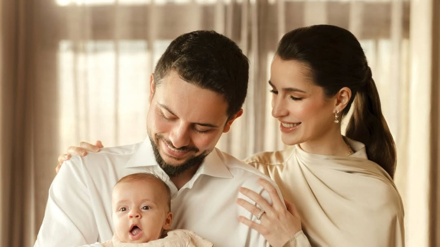 Der-Style-der-Jordanierinnen-Prinz-Hussein-und-seine-Rajwa-zeigen-sich-zu-Neujahr-in-Familienharmonie