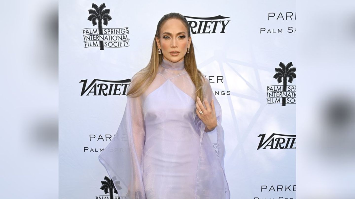 Elegant in Lavendel: Jennifer Lopez überzeugt mit Transparenz