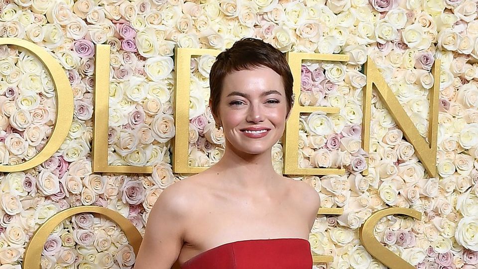 Emma Stone mit ihrer neuen Frisur bei der Verleihung der Golden Globes 2025.