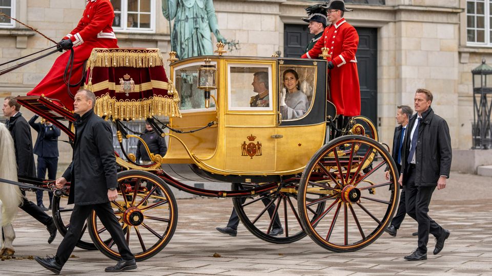 König Frederik und Königin Mary fahren in der goldenen Kutsche durch Kopenhagen.