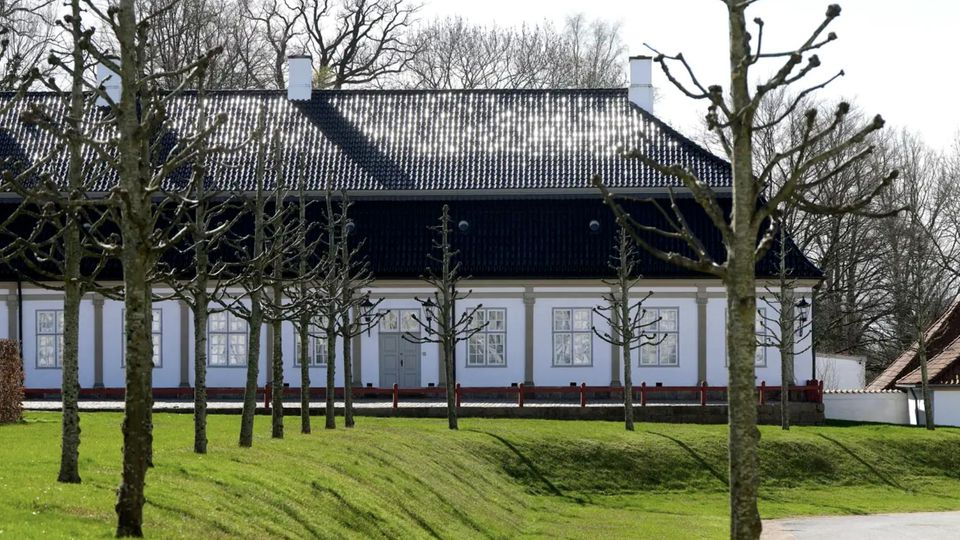 Hinter dem Kanzlerpalais auf Schloss Frederiksborg befindet sich das von Königin Mary und König Frederik umgestaltete Holzhaus.