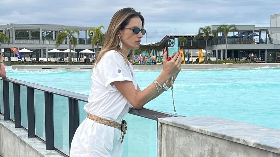 Alessandra Ambrosio beobachtet ihren Freund Buck Palmer enthusiastisch beim Surfen am 7. Januar 2025 in Garopaba, Brasilien.