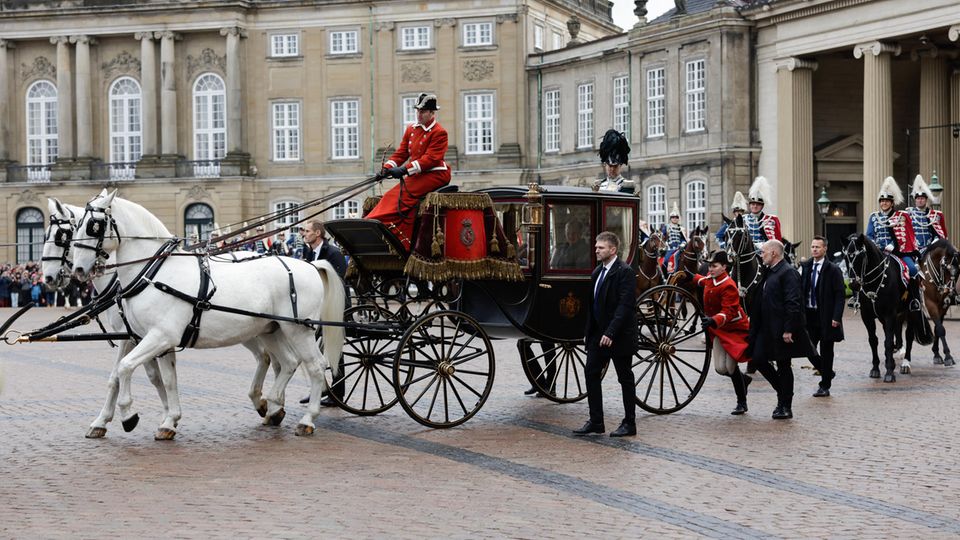 Vor ihrer Abdankung fuhr Königin Margrethe in der Goldenen Kutsche durch Kopenhagen.