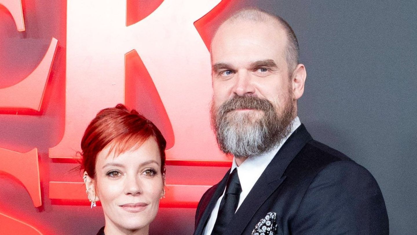 Lily Allen legt Podcast-Pause ein: David Harbour zeigt sich beim Basketball