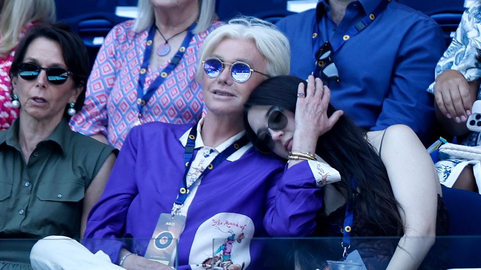 Deborra-Lee Furness und Tochter Ava verfolgen die ersten Damen-Runden bei den Australian Open am 14. Januar 2025.