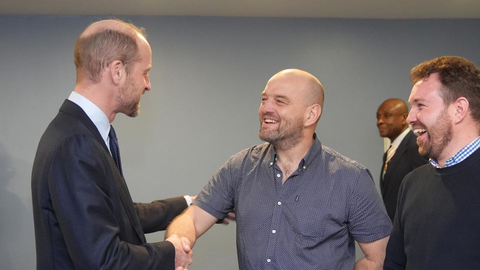 Prinz William spricht als neuer Schirmherr des College of Paramedics mit Rettungssanitäter Edward Griffiths.