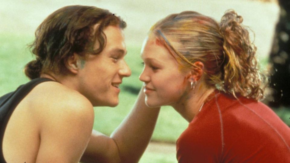 Heath Ledger (†) und Julia Stiles stehen 1999 zusammen für die Liebeskomödie "10 Dinge, die ich an dir hasse" vor der Kamera.