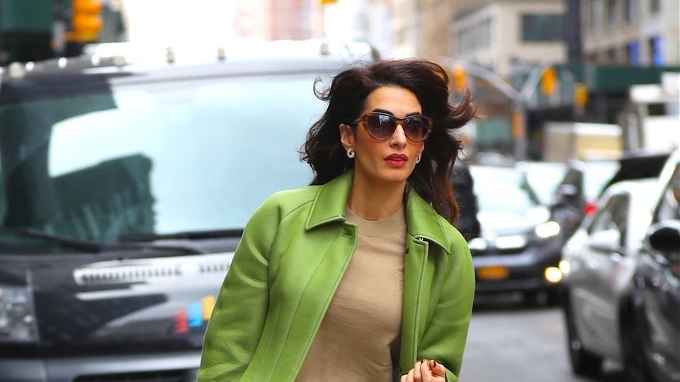 In diesem Look übersieht Amal Clooney garantiert niemand! Auf den Straßen New Yorks ist Amal in einem hellgrünen Neopren-Ensemble von Burberry unterwegs. Ein Set wie sie es liebt.