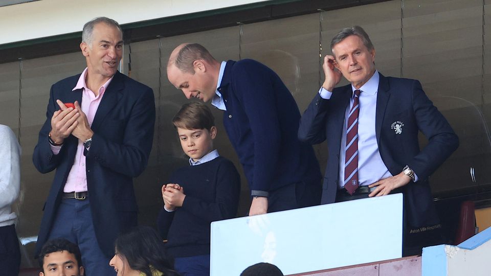 Prinz William und Prinz George verfolgen am 8. April 2023 gemeinsam mit dem Aston-Villa-Vorsitzenden Nassef Sawiris und Aston-Villa-Chief-Executive Christian Purslow das Premier-League-Spiel zwischen Aston Villa und Nottingham Forest im Villa-Park-Stadion in Birmingham.