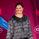So fröhlich – und glitzerend – hat man Prinzessin Victoria von Schweden selten gesehen. Ob es an der neuen Jacke liegt? Die hat die Kronprinzessin nämlich bei Zara für schlappe 90 Euro ergattern können. Kein Wunder, dass das schimmernde Piece beim Jubiläumskonzert zum 100. Bestehen des Symphonieorchesters Malmö sofort ausgeführt werden darf. Zusammen mit langen Glitzerohrringen von Edblado ist der glowy Look perfekt.