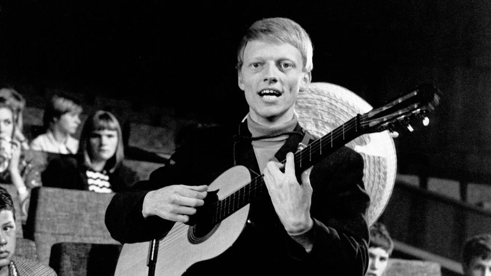 Mit leichtem Seitenscheitel, blonden Haaren und Gitarre in der Hand begeisterte Heino damals das Publikum.