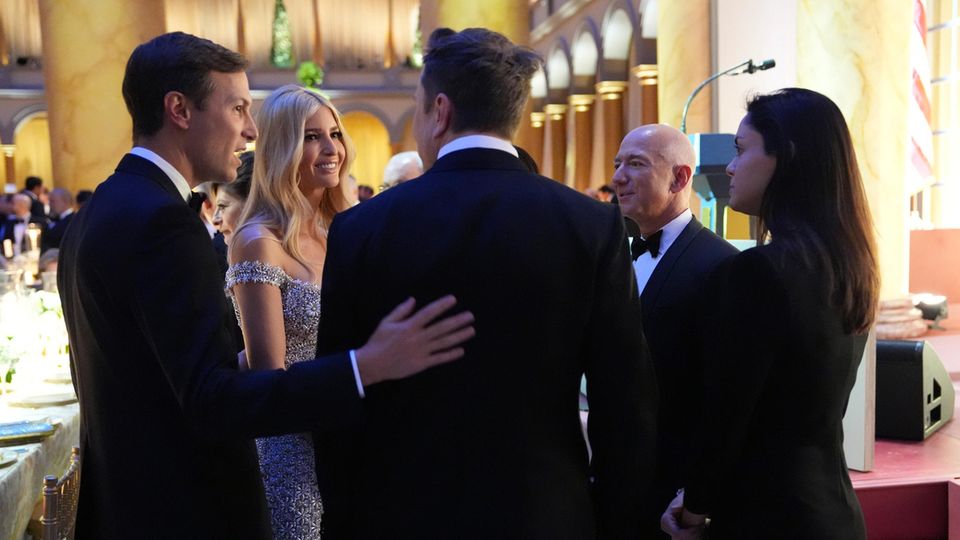 Jared Kushner, Ivanka Trump, Elon Musk und Jeff Bezos (von links nach rechts) unterhalten sich prächtig bei dem Spendendinner am 19. Januar 2025.