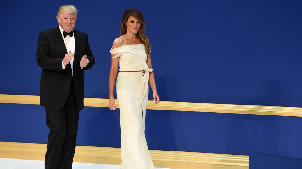 Während Trump 2017 ein ähnliches Outfit wie 2025 trug, entschied sich Melania damals für einen sanfteren Look, der ihre schlanke Silhouette ummantelte.